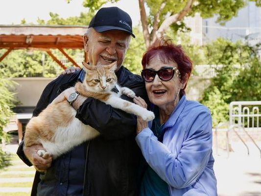 Antalya'da Foça Kedisiyle Sosyalleşen Müge ve Süleyman Sayın Çifti