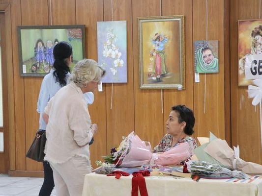 Adanalı Ressam Leyla Gezerli'nin 'Mucize Bebek' Tablosu Sergide Büyük İlgi Gördü