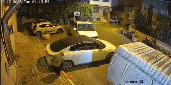 Beyoğlu'nda İş Adamının Elektrikli Aracına Saldırı: 4 Lastik Kesildi