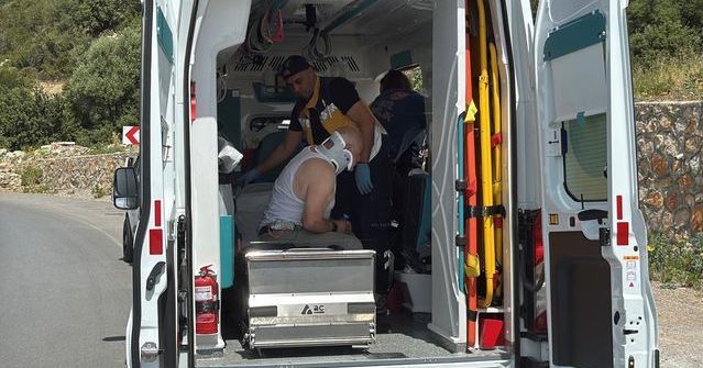 Bodrum'da Bariyerlere Çarpan Otomobil Sürücüsü Yaralandı