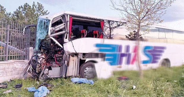 Yolcu Otobüsü TIR’a Çarptı: 1 Kişi Öldü, 8 Kişi Yaralandı