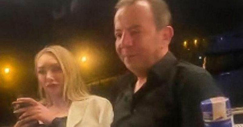 Öznur Çağalı, Sarışın Kadın İddiasını Reddetti: Fotoğraftaki Ben Değilim