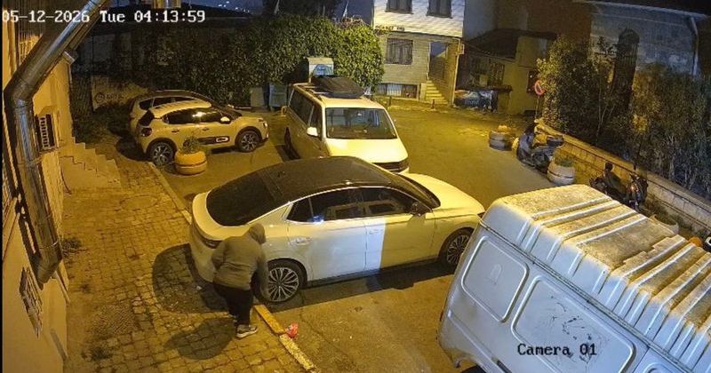 Beyoğlu'nda İş Adamının Elektrikli Aracına Saldırı: 4 Lastik Kesildi