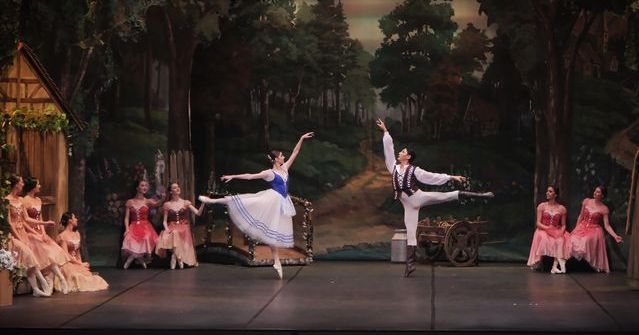 Mersin'de Mersin Kültür Yolu Festivali Kapsamında 'Giselle' Balesi Sahnelendi