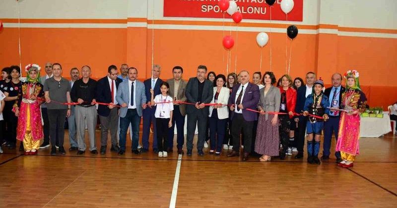 Bursa'da TÜBİTAK 4006 Bilim Fuarı Macide Gazioglu Ortaokulu'nda Açıldı