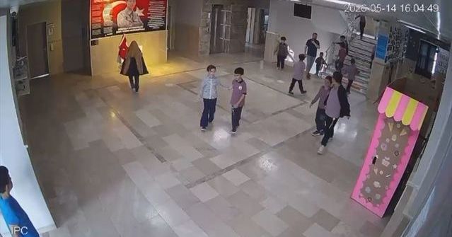 Sivas'ta Minik Öğrenci Türk Bayrağını Düzeltip Duyarlılığını Gösterdi