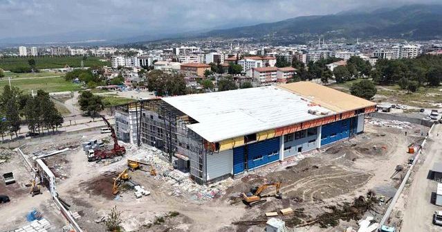 Başkan Öntürk, Dörtyol Kapalı Spor Salonu İnşaatını Yerinde İnceledi
