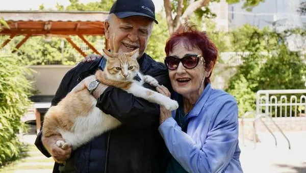 Antalya'da Foça Kedisiyle Sosyalleşen Müge ve Süleyman Sayın Çifti