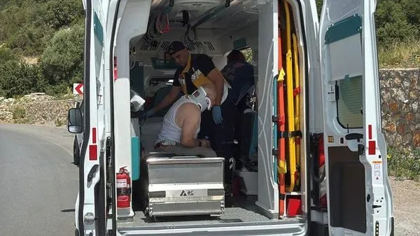 Bodrum'da Bariyerlere Çarpan Otomobil Sürücüsü Yaralandı
