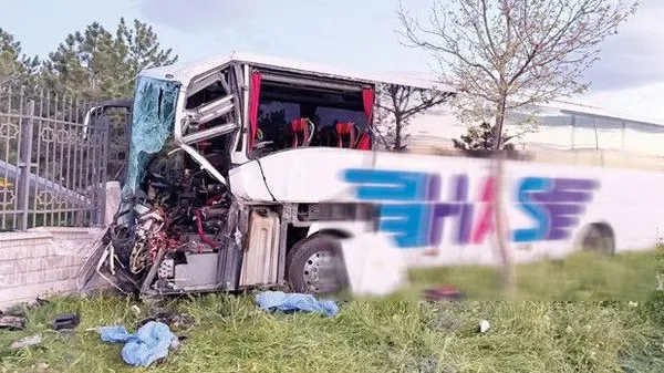 Yolcu Otobüsü TIR’a Çarptı: 1 Kişi Öldü, 8 Kişi Yaralandı