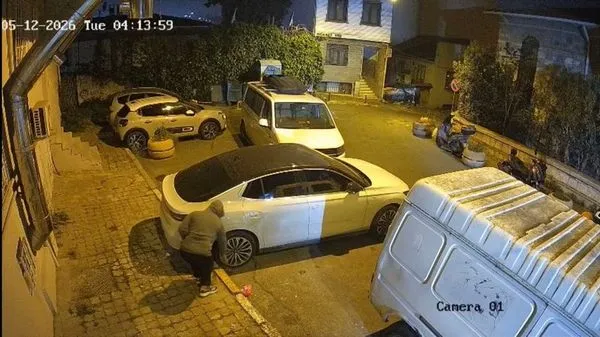 Beyoğlu'nda İş Adamının Elektrikli Aracına Saldırı: 4 Lastik Kesildi