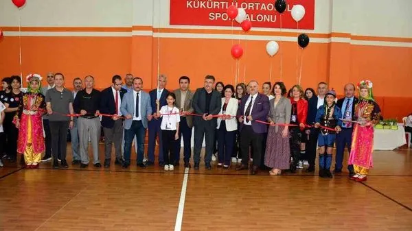 Bursa'da TÜBİTAK 4006 Bilim Fuarı Macide Gazioglu Ortaokulu'nda Açıldı