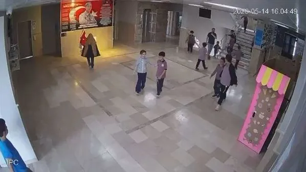 Sivas'ta Minik Öğrenci Türk Bayrağını Düzeltip Duyarlılığını Gösterdi
