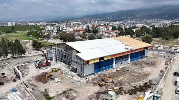 Başkan Öntürk, Dörtyol Kapalı Spor Salonu İnşaatını Yerinde İnceledi