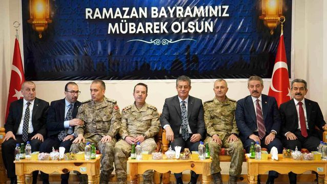 Şırnak'ta İl Protokolü ve Vatandaşlar Ramazan Bayramı'nı Birlikte Kutladı