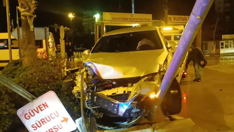 Adana Kozan'da otomobil ile minibüs çarpıştı, 3 kişi yaralandı