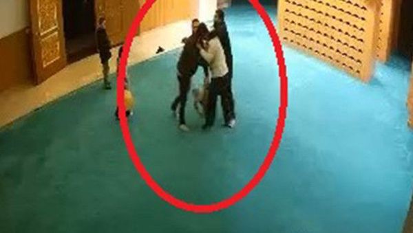 Selahaddin Eyyubi Camii'nde Ayakkabı Kavgası: Görevlilere Saldırı