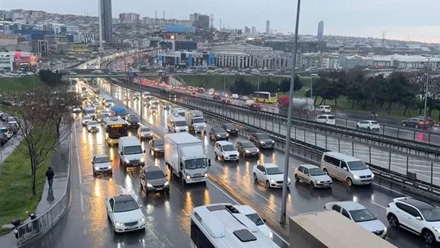 İstanbul'da Zincirleme Kaza: 1 Polis Şehit, 16 Yaralı