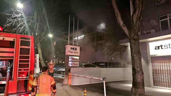 Beşiktaş'ta Araç Yangını: Kundaklama Şüphesi Üzerinde Duruluyor