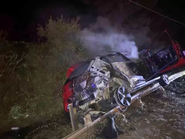 Bilecik'te Alkollü Sürücünün Bariyerlere Çarpmasıyla Araç Yandı