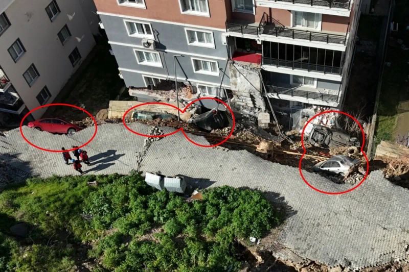 İzmir'de Çöken İstinat Duvarı 7 Aracı Gömdü
