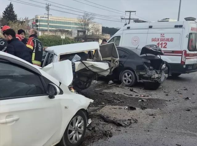 Bandırma'da Zincirleme Trafik Kazası: 1 Ölü, 1 Yaralı