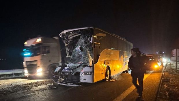 Anadolu Otoyolu'nda Otobüs ile Çekici Çarpıştı: 1 Ölü, 15 Yaralı