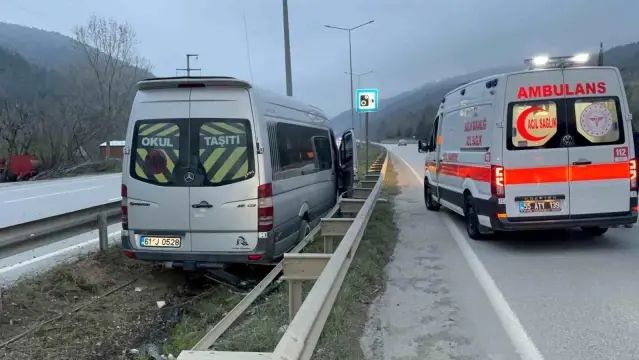 Samsun'da Tur Minibüsünün Bariyerlere Çarpmasıyla 4 Kişi Yaralandı