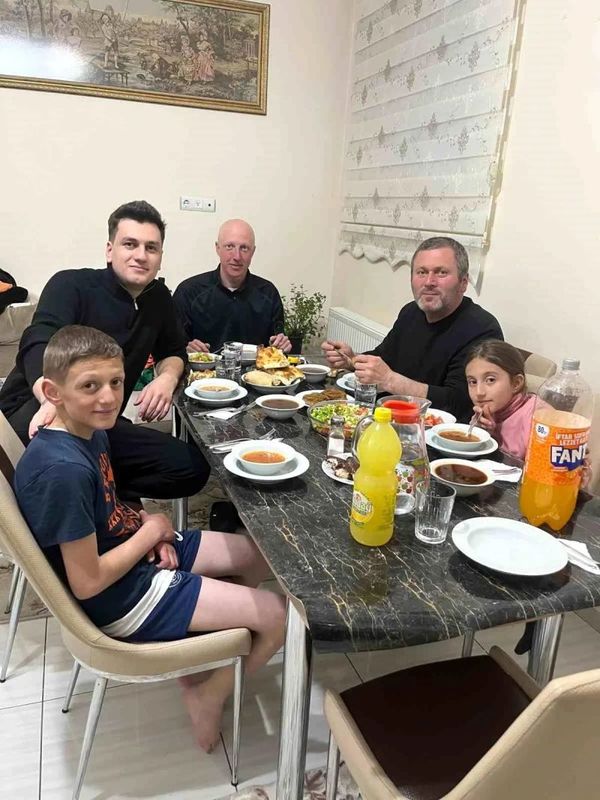 Alman Turist Simon Bayburt'ta Mercimek Ailesiyle İftar Yaptı