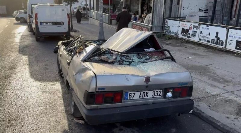 Esenyurt'ta Fırtına Çatıları Uçurdu, İki Araç Hasar Gördü
