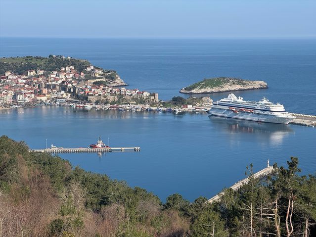 Amasra Limanı'na Rus Kruvaziyer Astoria Grande Geldi