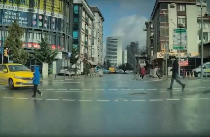 Ümraniye'de Taksi Çarpan Çocuk Kazadan Yaralanmadan Kurtuldu