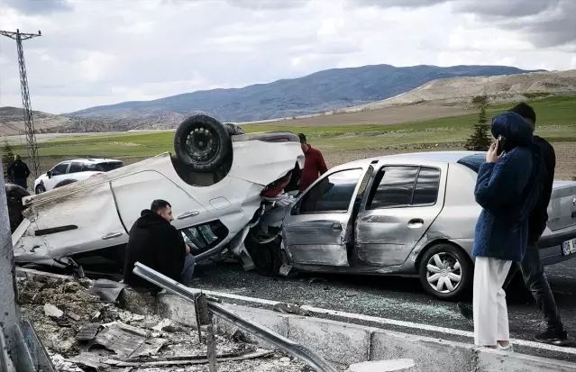 Nevşehir'de İki Otomobilin Çarpıştığı Kazada 3 Kişi Yaralandı
