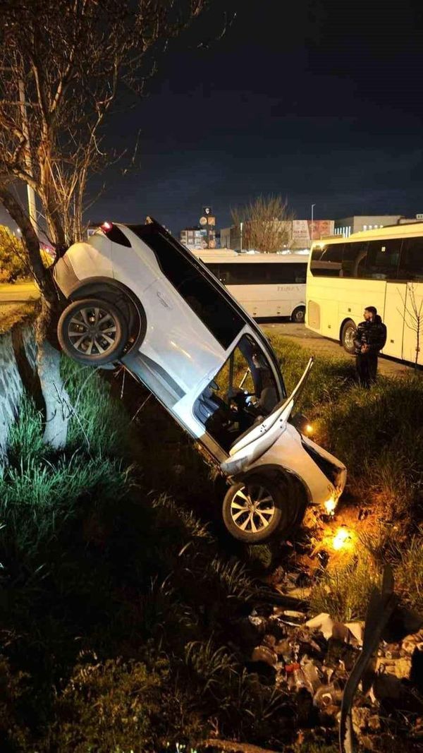 Kırklareli Lüleburgaz'da Otomobil AVM Otoparkına Savruldu