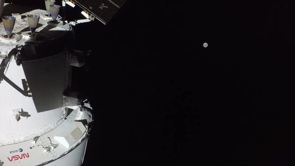 Artemis II Astronotları Ay'ın Arka Yüzünü İlk Kez Yakından İnceledi