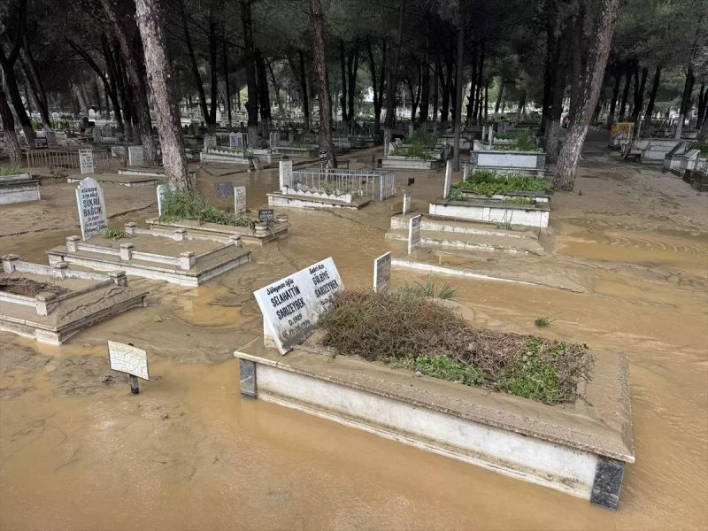 Aydın'da Kuvvetli Yağışlar Yol Çöküntüleri ve Su Baskınlarına Yol Açtı