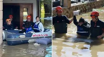 Balıkesir'de Şiddetli Yağış Sonrası Boş Arsadan Kaya Parçası Kaldırıma Düştü
