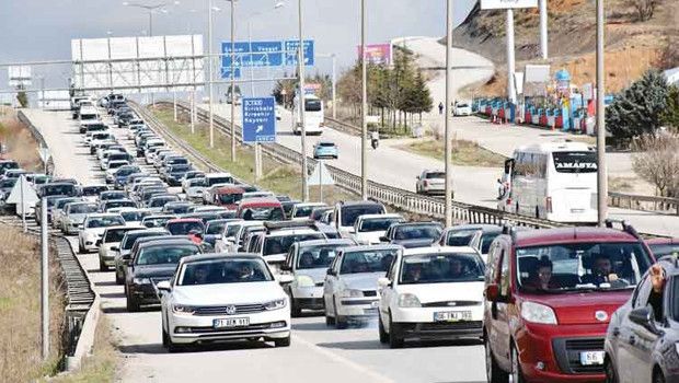 Kırıkkale’de Kilit Kavşakta ve Otoyollarda Trafik Yoğunluğu Devam Ediyor