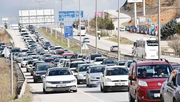 Kırıkkale’de Kilit Kavşakta ve Otoyollarda Trafik Yoğunluğu Devam Ediyor