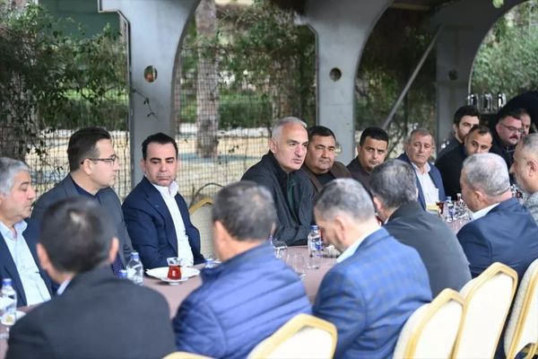 Bakan Ersoy, Antalya Belek'teki Taksicilerle Görüşmelerde Destek Sözü Verdi