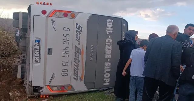 Midyat'ta Yolcu Midibüsü Devrildi: 13 Kişi Yaralandı