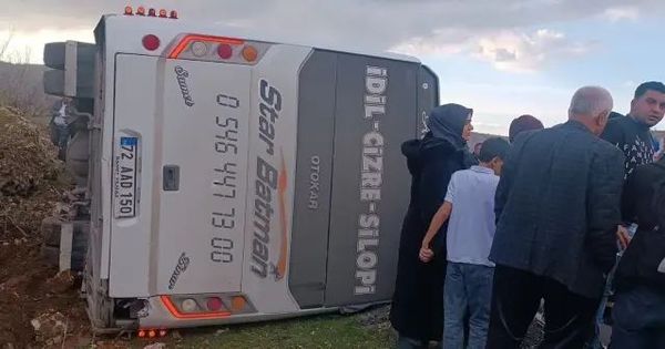 Midyat'ta Yolcu Midibüsü Devrildi: 13 Kişi Yaralandı
