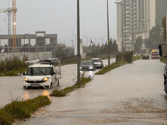 Antakya'da Şiddetli Yağış Sokaklarda Su Birikintilerine Yol Açtı