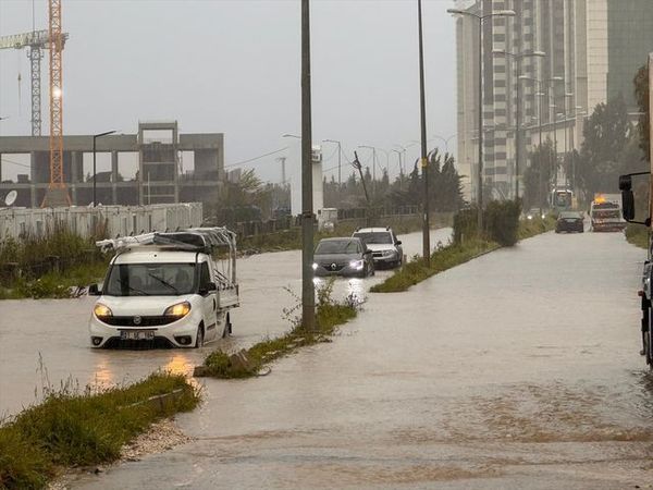 Antakya'da Şiddetli Yağış Sokaklarda Su Birikintilerine Yol Açtı