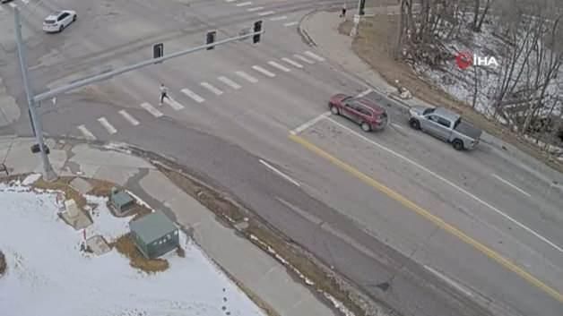 Nebraska'da Kırmızı Işıkta Bekleyen İki Araç Yol Çökmesiyle Çukura Düştü