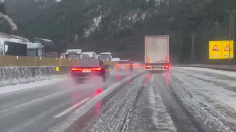 Adana'da Yoğun Dolu Yağışı Ulaşımı Olumsuz Etkiledi