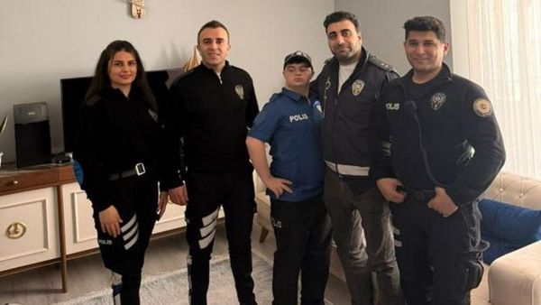 Down Sendromlu Melik’in Doğum Günü İçin Polislerden Sürpriz Kutlama