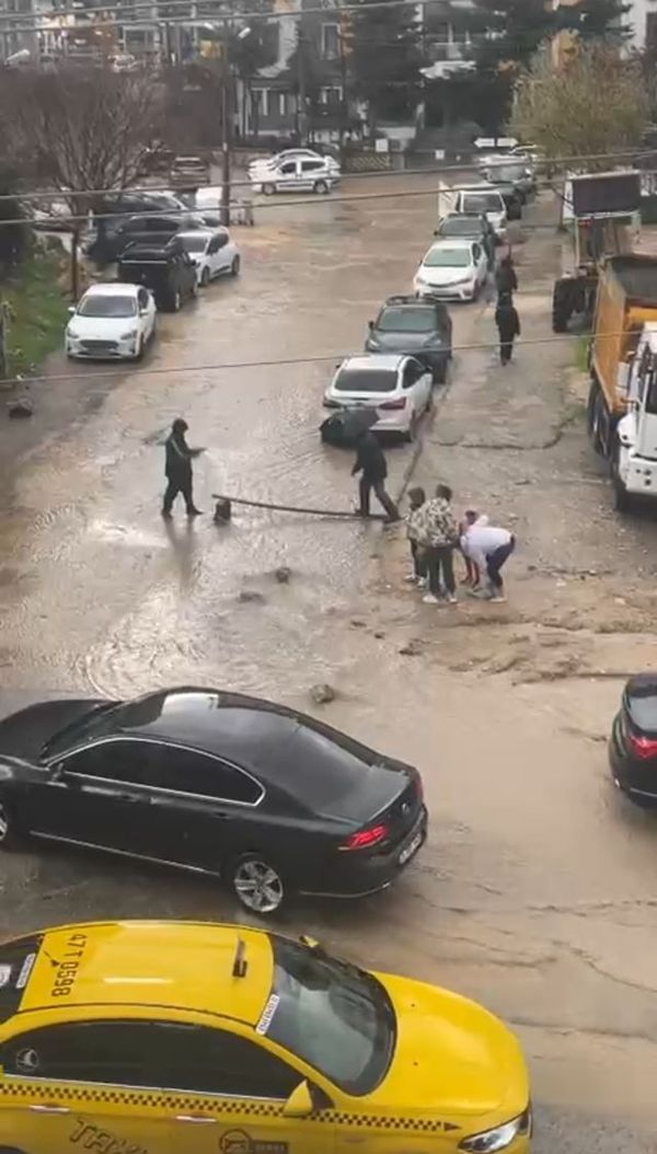 Mardin Artuklu’da Sağanak Yağış Cadde ve Sokakları Su Altında Bıraktı