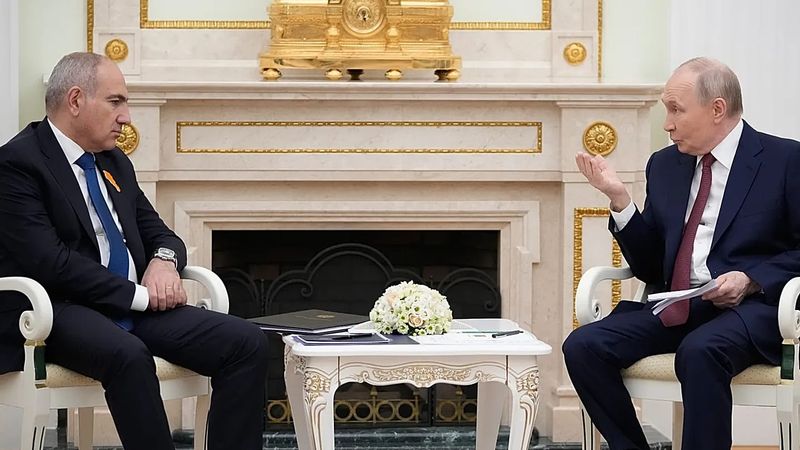 Putin'den Paşinyan'a Uyarı: Ermenistan AB veya Rusya Arasında Tercih Yapmalı