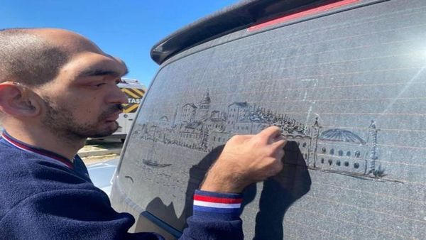 Tozlu Araç Camlarında Sanatını Konuşturan Genç Ressam İlgi Odağı Oldu